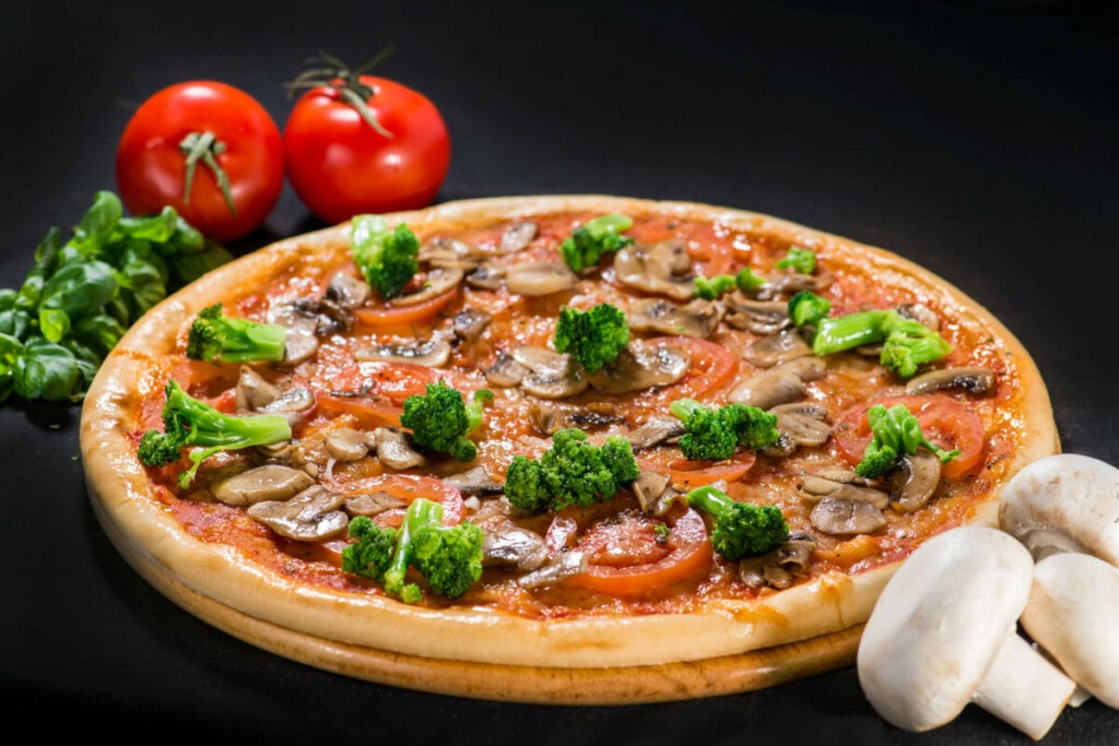 Pizza de brócolis com tomate e cogumelo (Imagem: smspsy | Shutterstock)