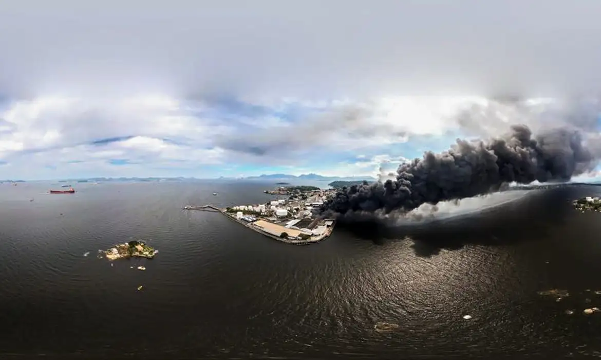 (Óleos e lubrificantes traz risco de vazamento de óleo e outros resíduos na Baía de Guanabara.)