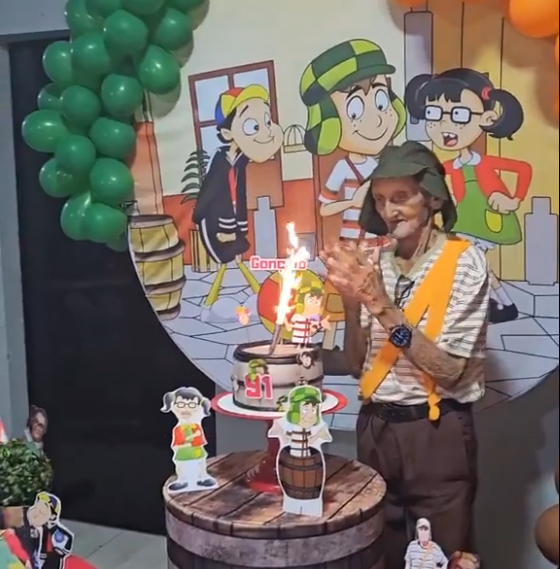 Vovô de 91 anos decidiu comemorar seu aniversário com uma festinha do Chaves.