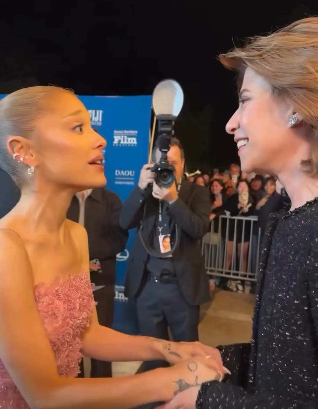 Imagem - Ariana Grande tieta Fernanda Torres em festival nos EUA; ambas foram premiadas