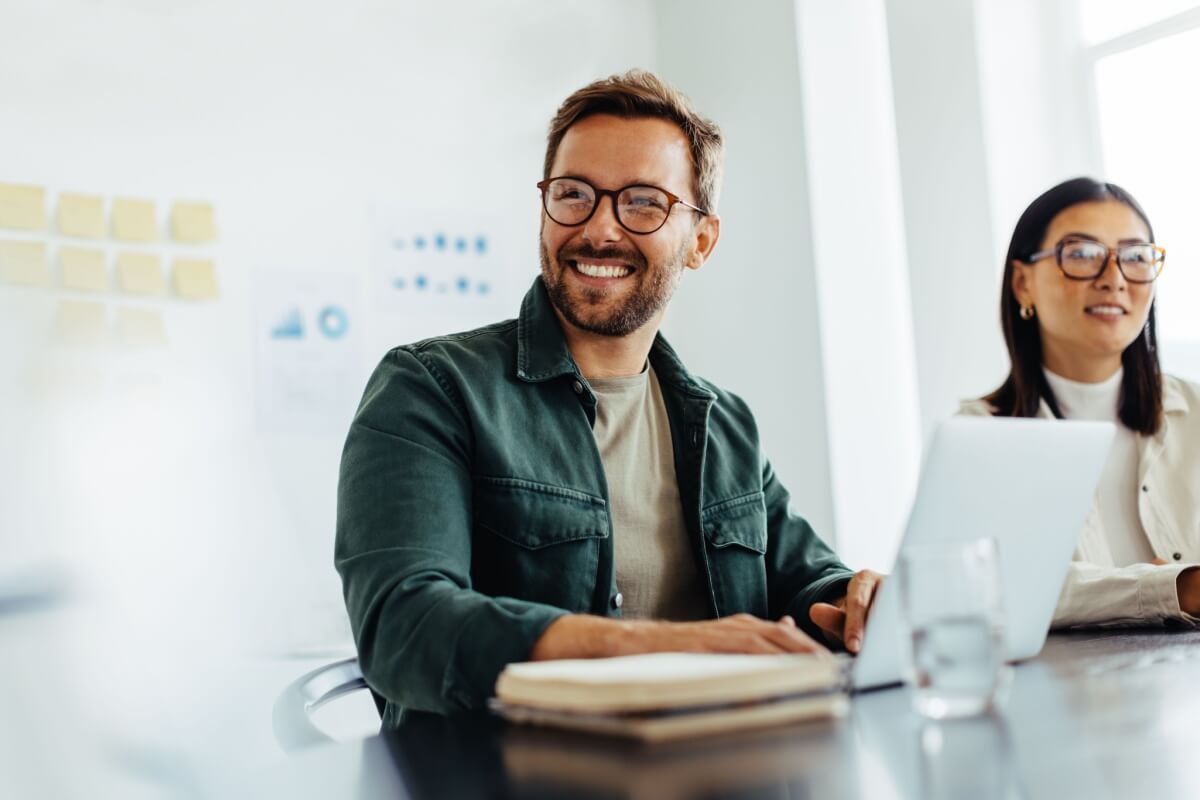 A reinterpretação da relação com o trabalho surge como resposta às mudanças do mercado (Imagem: JLco Julia Amaral | Shutterstock)