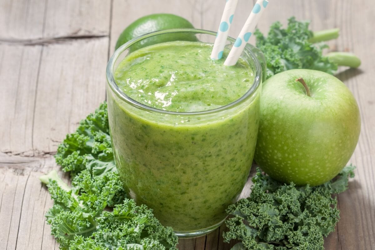 Suco verde de couve com limão (Imagem: Elena Shashkina | Shutterstock)
