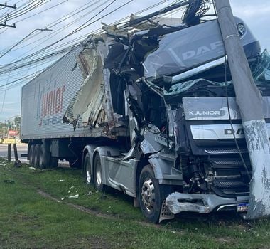 Imagem - Vídeo: carreta colide com poste na avenida Augusto Montenegro, em Belém