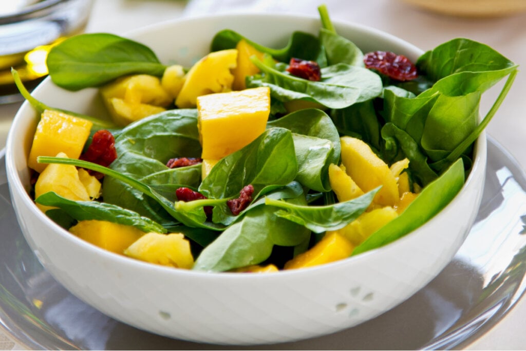 Salada detox de espinafre com manga (Imagem: vanillaechoes | Shutterstock)