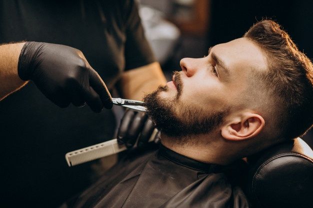 Tirar a barba geralmente causa mudança drástica no homem. 