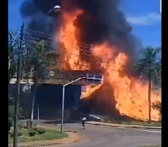 Imagem - Vídeo: Caminhão-tanque explode após batida e motorista pula de viaduto