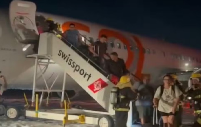 Imagem - Vídeo: avião bate em carro durante a decolagem no RJ