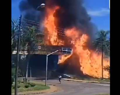 Caminhão-tanque explode após batida e motorista pula de viaduto.