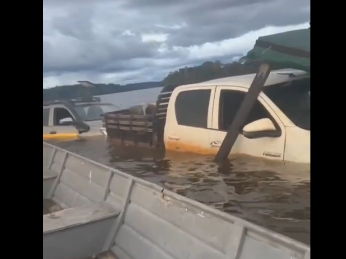 Caminhonetes afundam em travessia irregular no rio Tapajós. 