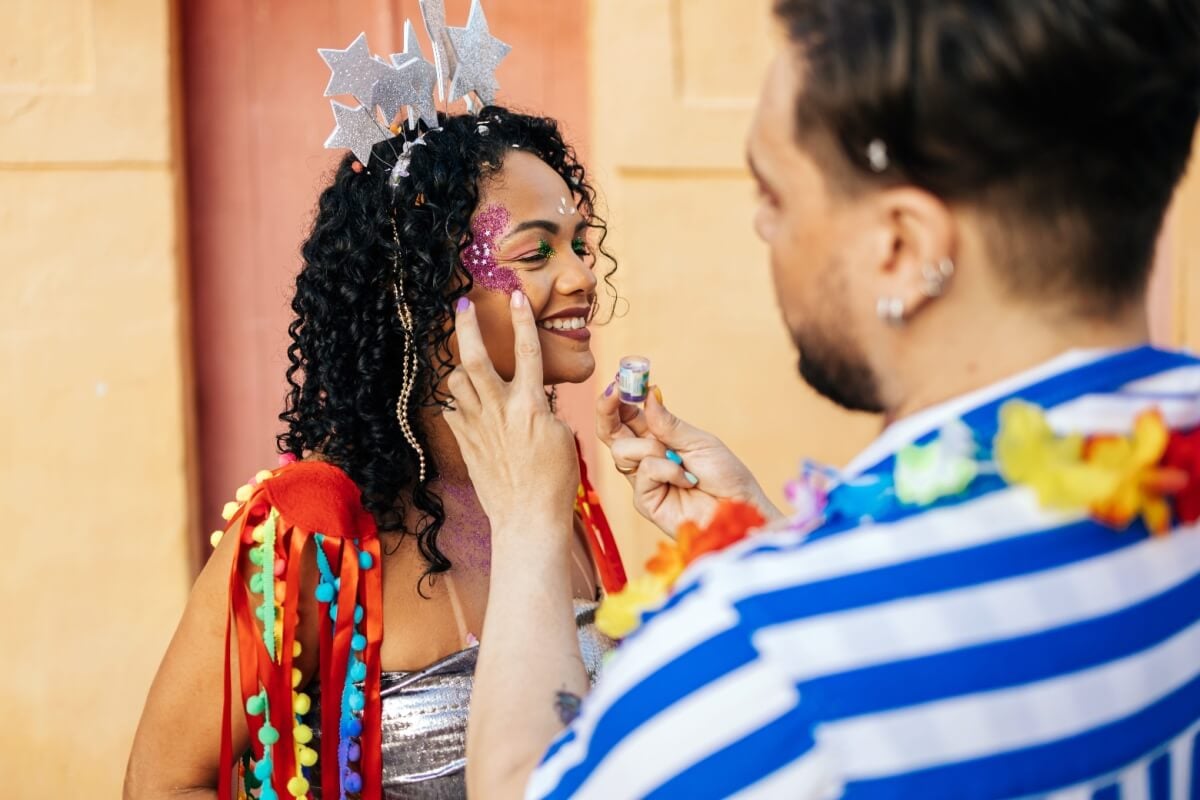 Imagem - Veja cuidados com o glitter e a exposição ao sol no Carnaval