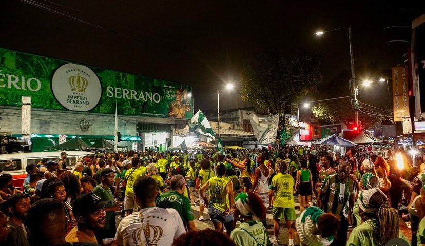 Imagem - Às vésperas do carnaval do RJ, Império Serrano perde todas as fantasias em incêndio