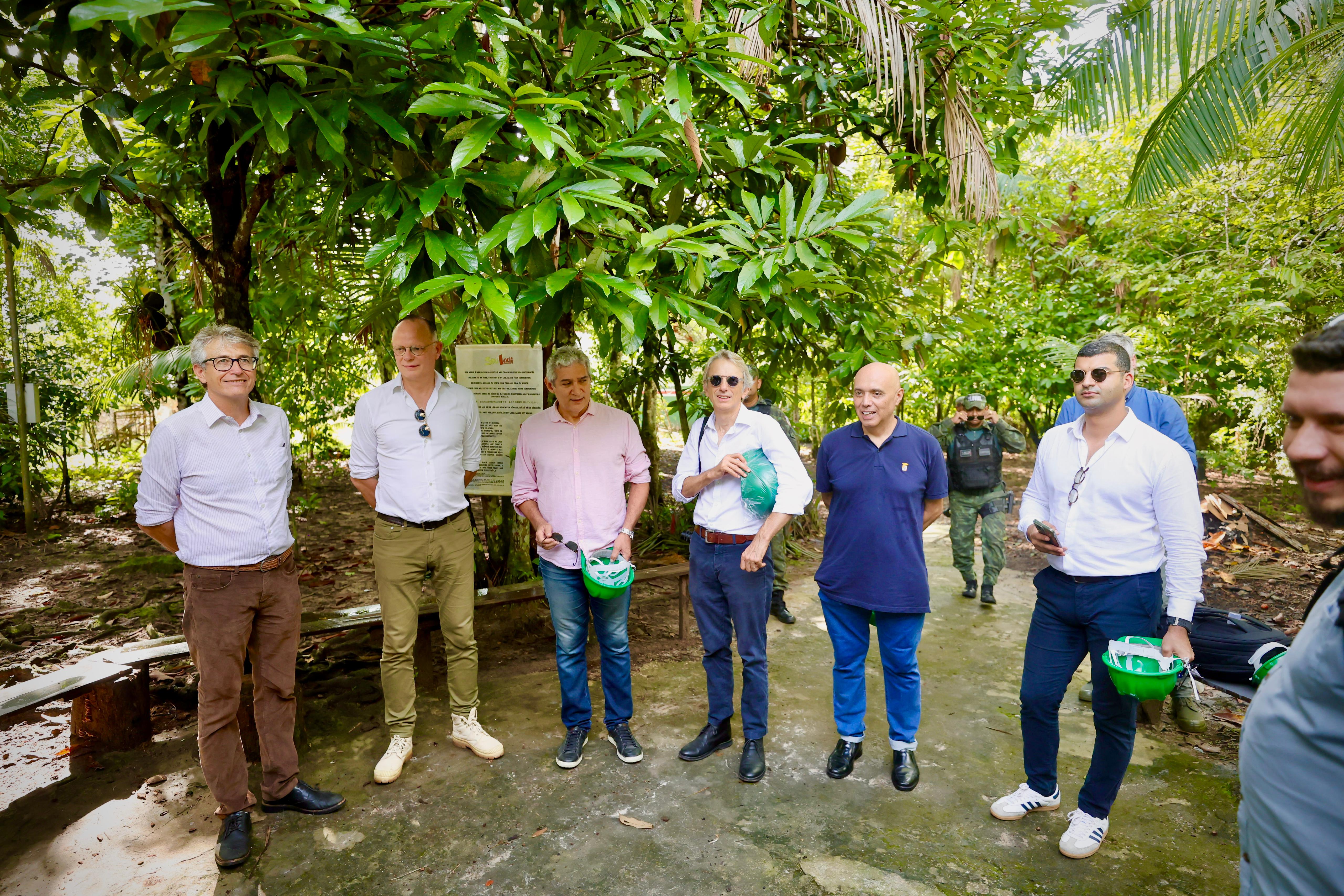 René Pocard, pesquisador francês do CIRAD; Edouard Philippe; Sergio Galvão; Emmanoel Lenain; Unaldo de Sousa, coordenador de Relações Internacionais do Governo do Pará; e Mohamed Hamrouni, diretor de gabinete de Edouard Philippe.