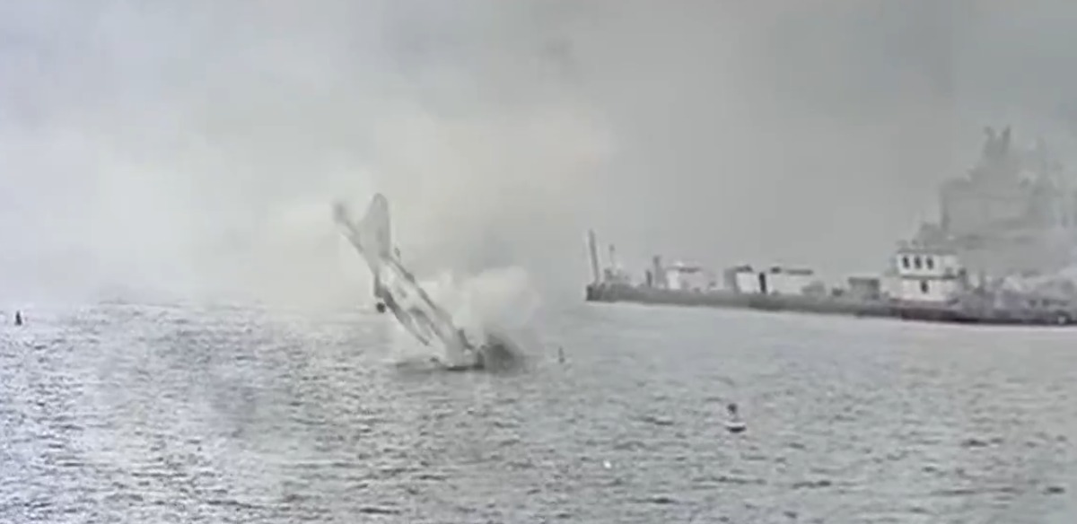 Imagem - Vídeo mostra momento que jato da Marinha dos EUA cai no mar na Califórnia