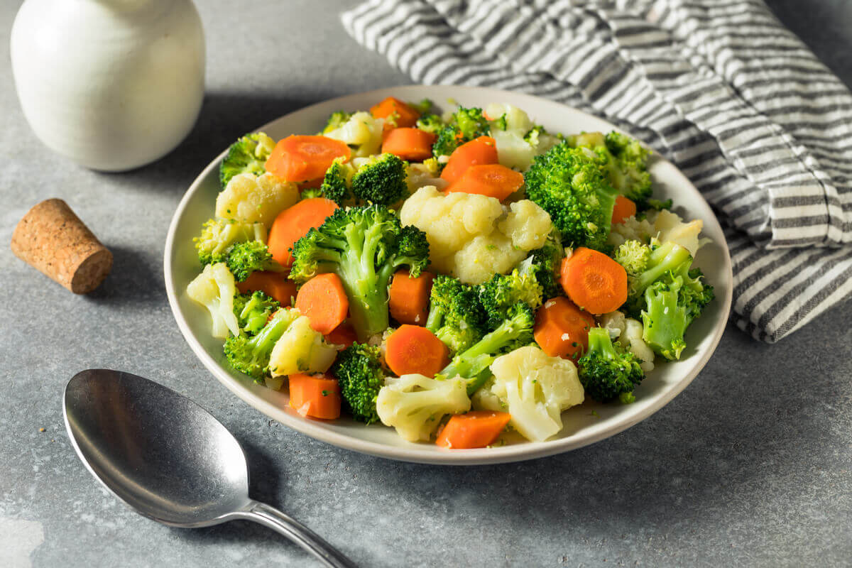 Salada de brócolis e couve-flor (Imagem: Brent Hofacker | Shutterstock)