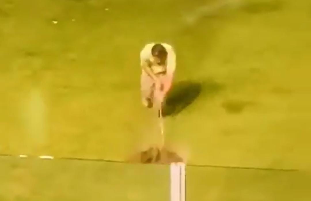 Imagem - Gramado da Curuzu precisa ser secado com rodos antes de Paysandu x Manaus