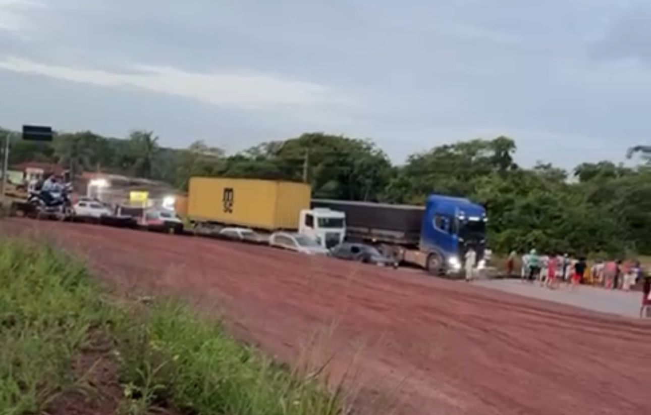 Um protesto de moradores fechou a Rodovia Alça Viária, no km 24, na manhã desta quinta-feira (13).