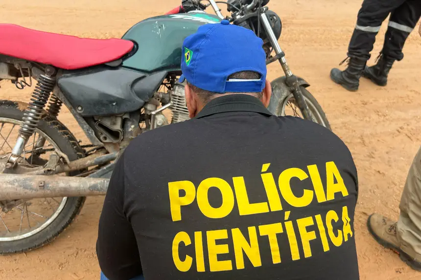 (A motocicleta tinha registro de veículo roubado no sistema e foi adulterada.)