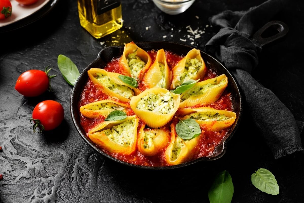 Conchiglione recheado com ricota e espinafre (Imagem: nelea33 | Shutterstock)