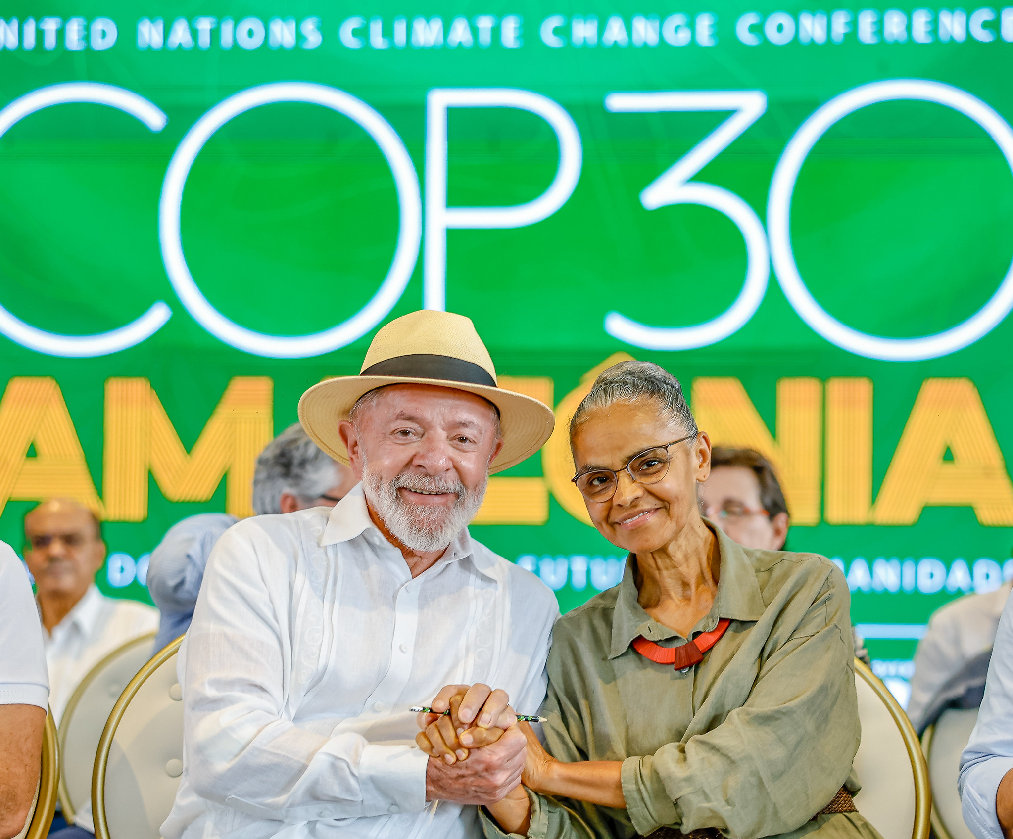 Marina Silva ao lado do presidente Lula durante evento da COP 30 em Belém.