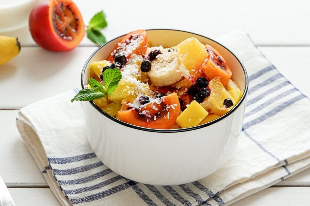 Salada de frutas com tamarilho e mirtilo (Imagem: anna.argentuma | Shutterstock) 