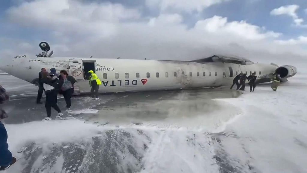 Imagem - Avião da Delta Airlines capota ao pousar no Canadá e deixa feridos