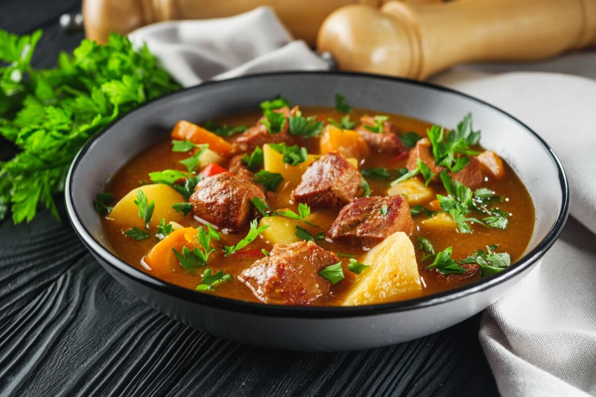 Carne com batata e cenoura (Imagem: Narsil | Shutterstock)