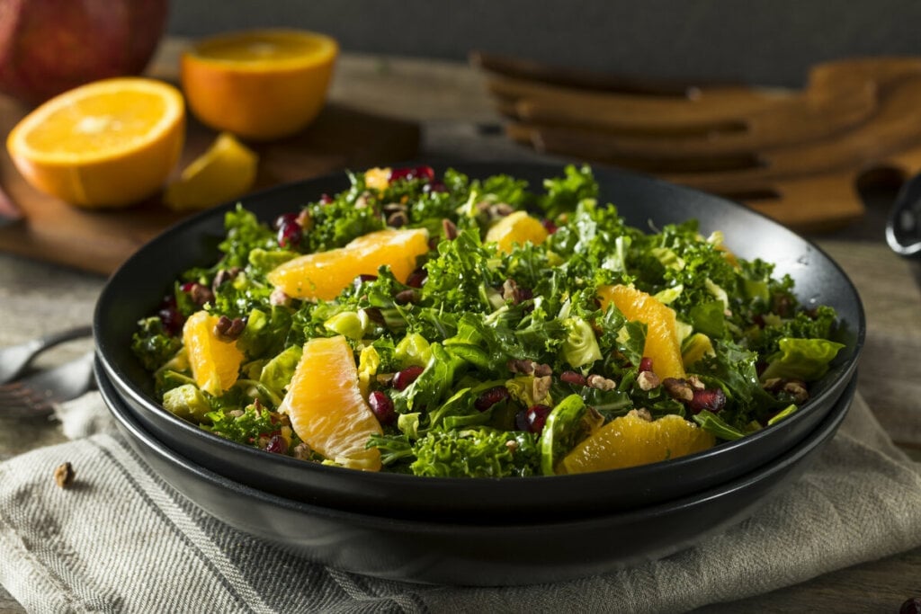 Salada de couve kale com laranja e sementes de romã (Imagem: Brent Hofacker | Shutterstock)