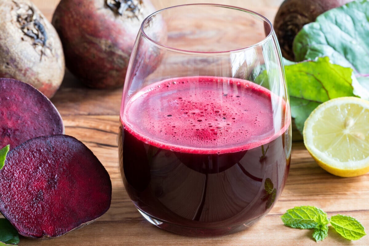 Suco de beterraba com limão (Imagem: Madeleine Steinbach | Shutterstock)