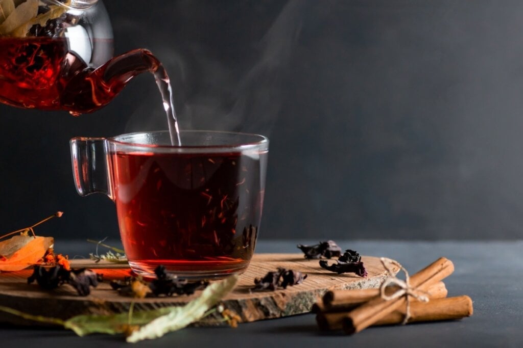 Chá de hibisco com gengibre e canela (Imagem: Halil ibrahim mescioglu | Shutterstock)