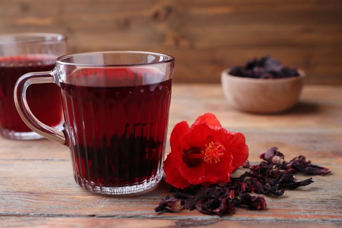 Chá de hibisco com limão (Imagem: New Africa Z Shutterstock)