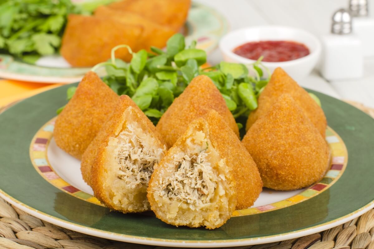 Coxinha de frango e batata-doce (Imagem: Paul_Brighton | Shutterstock)