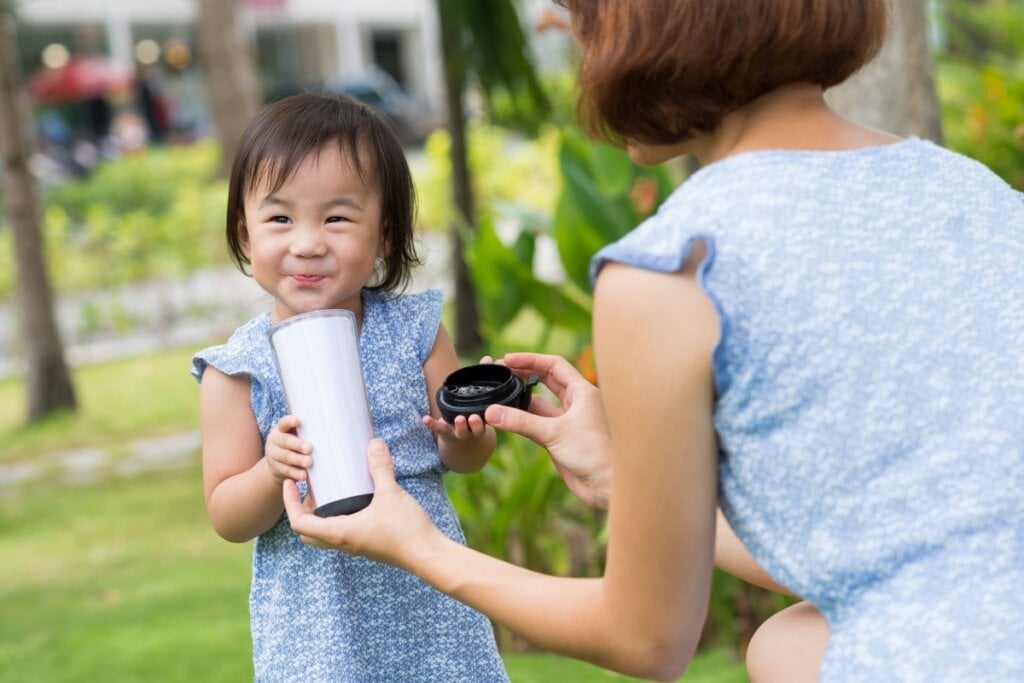 É importante incentivar a ingestão de líquido, mesmo que a criança não esteja com sede (Imagem: Dragon Images | Shutterstock)