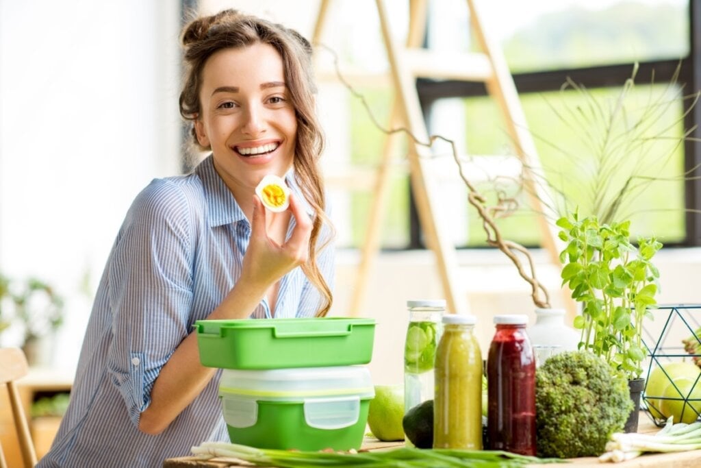 O ovo ajuda a retardar a absorção do álcool no organismo (Imagem: RossHelen | Shutterstock)