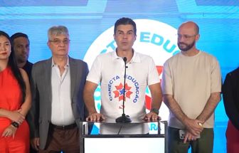 'Eu não posso ser analógico, se o mundo é digital', disse Helder no lançamento de programa de educação