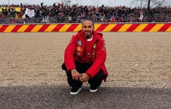 Hamilton cita momentos especiais da vida para explicar 'sensação única' de pilotar Ferrari