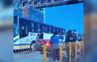 Vídeo: acidente entre ônibus e viatura da PM atravessa via expressa do BRT, em Belém