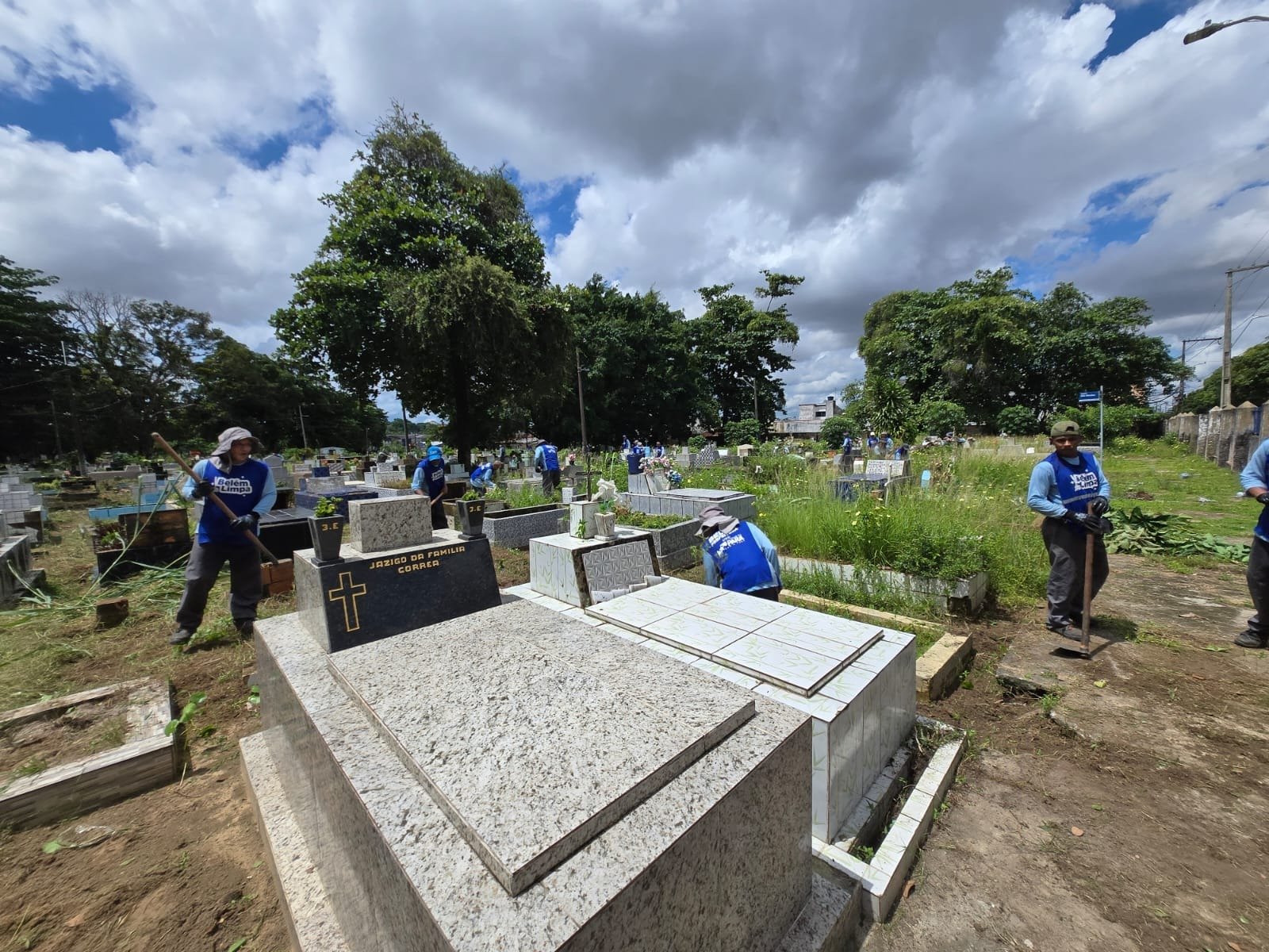 Cemitérios de Belém recebem manutenção e limpeza.