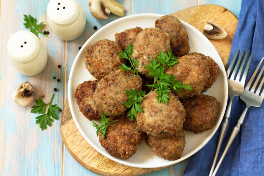 Almôndega com farinha de linhaça recheada com queijo (Imagem: Elena Hramova | Shutterstock)