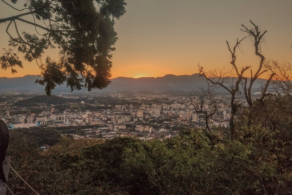 No Mirante de Joinville é possível ter uma vista panorâmica da cidade (Imagem: RuanOliveira71 | Shutterstock)