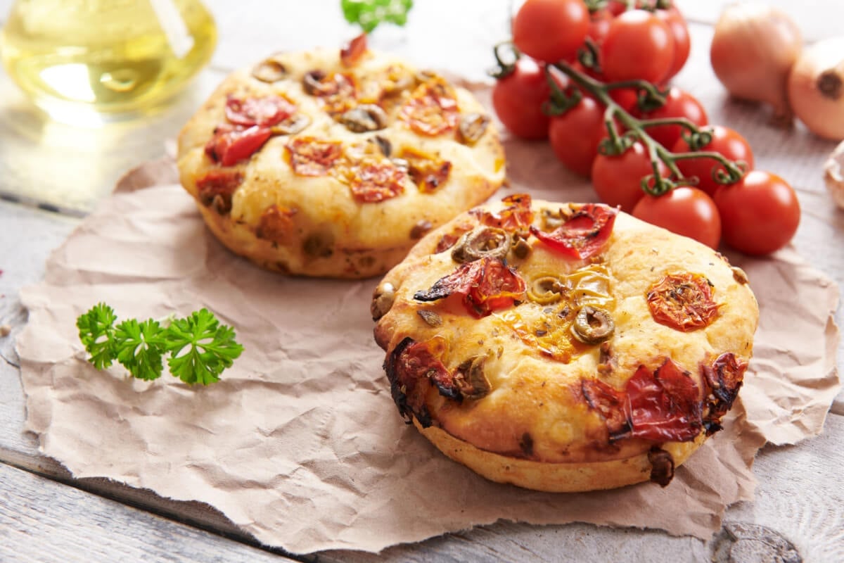 Pão com tomate e azeitona (Imagem: Piotr Krzeslak | Shutterstock)