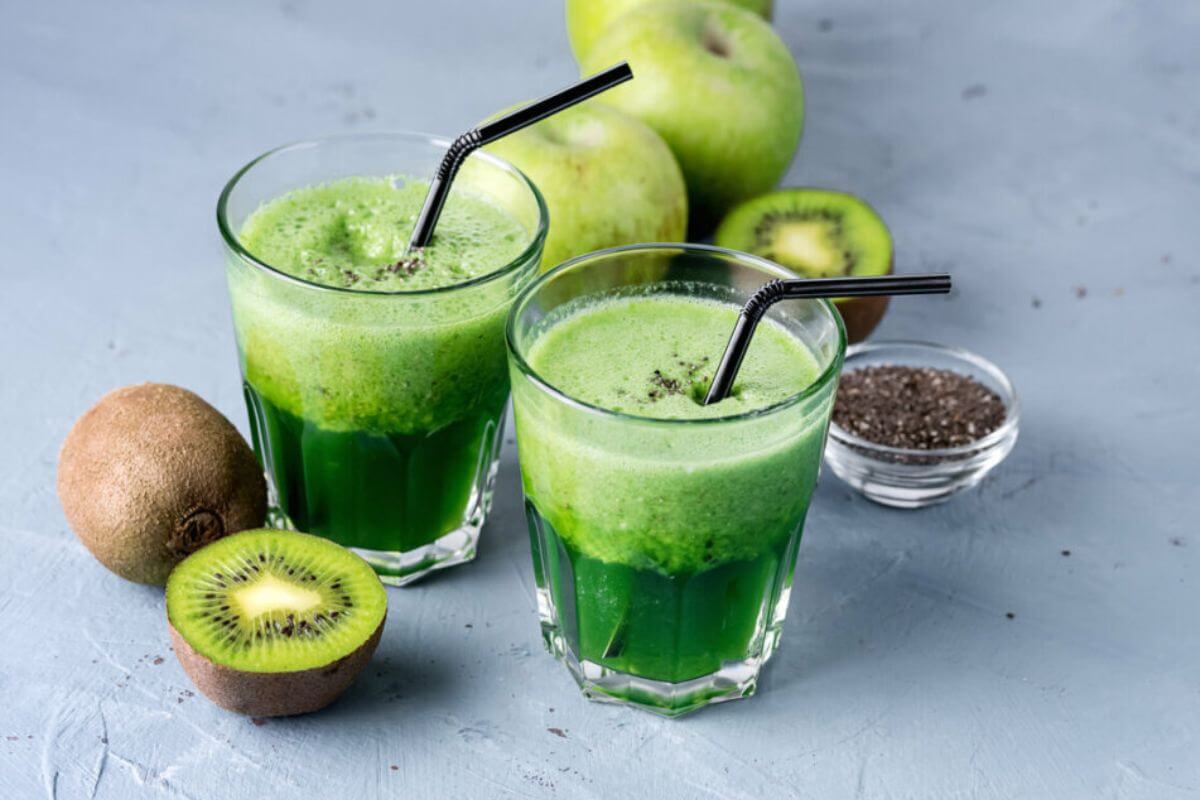 Suco de kiwi com chia (Imagem: KateYudina | Shutterstock)