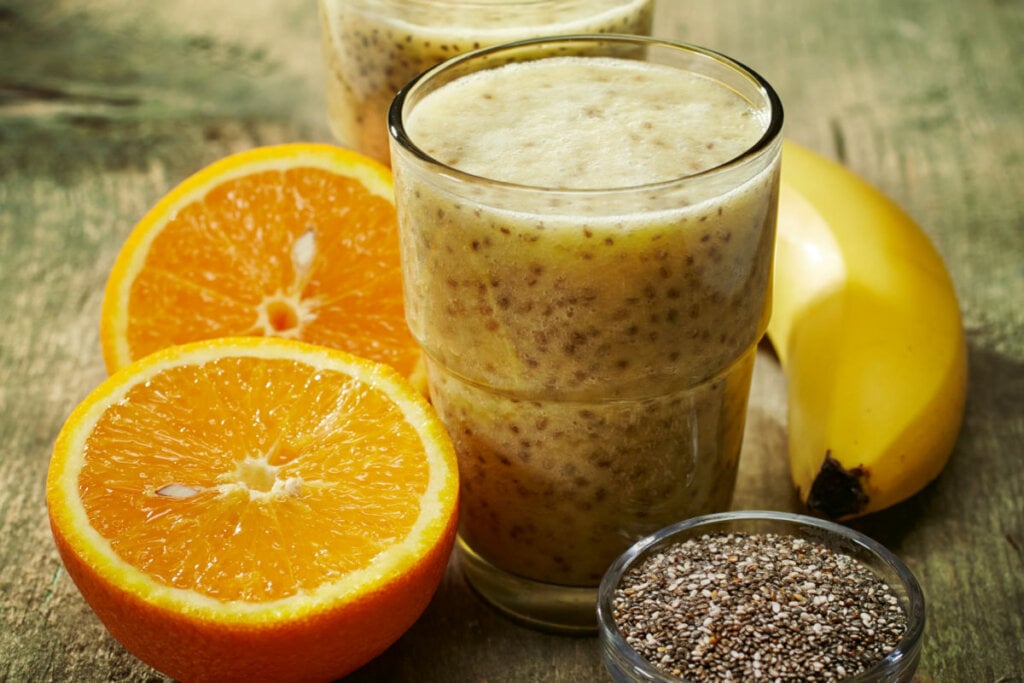 Suco de laranja com banana e chia (Imagem: MaraZe | Shutterstock)