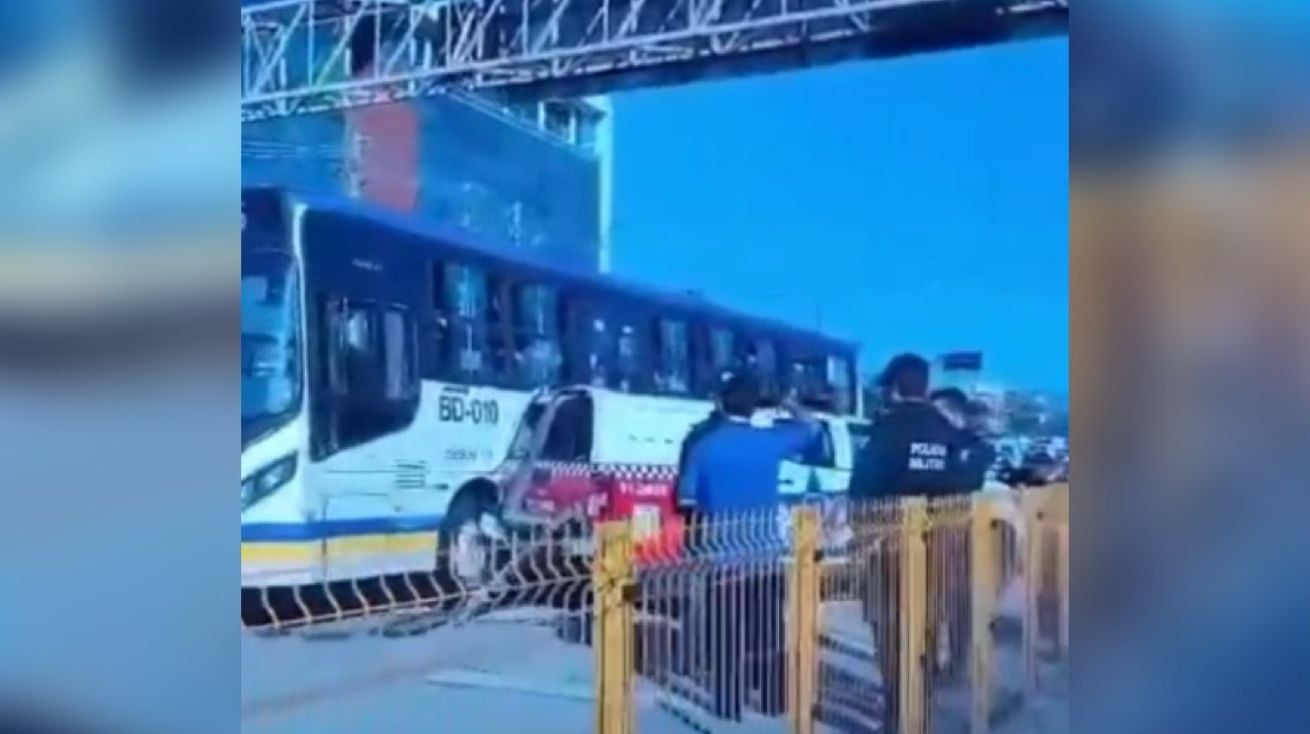 Um acidente envolvendo um ônibus e uma viatura da PM aconteceu na manhã desta quarta-feira (19).