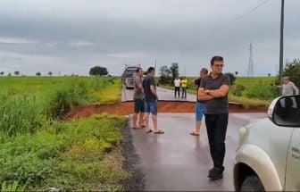 Vídeo: cratera na BR-155 causa interdição no trânsito e preocupa motoristas, no Pará