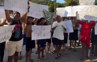 Fãs de Oruam realizam protesto em frente à delegacia pedindo a liberdade do rapper