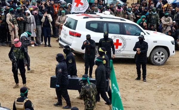 Hamas entrega corpos de bebê e mais 3 reféns em caixões pretos