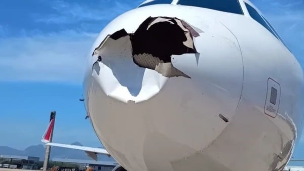 A aeronave ficou com o bico destruído a pós a colisão.