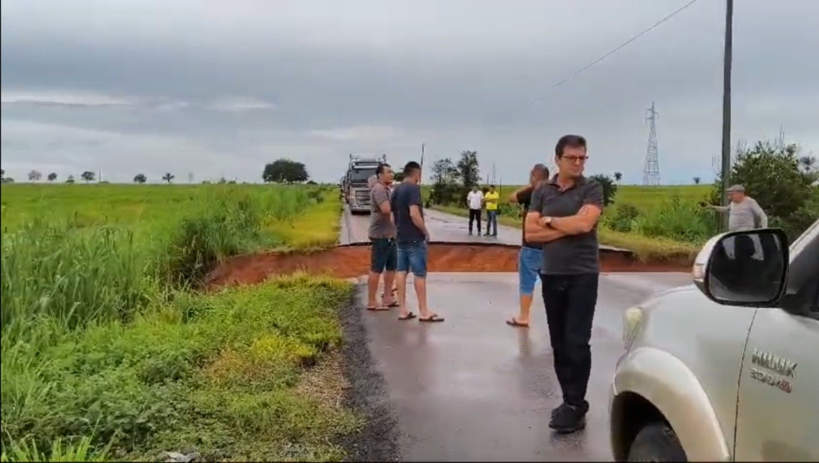  A força das águas causou uma erosão, resultando numa cratera que dividiu a pista.