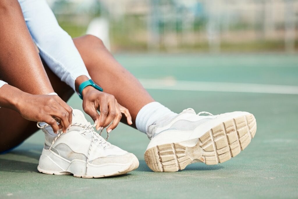 Opte por sapatos confortáveis para aproveitar o Carnaval (Imagem: PeopleImages.com &#8211; Yuri A | Shutterstock)