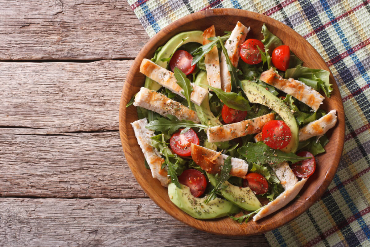 Salada termogênica de frango e abacate (Imagem: Sergii Koval | Shutterstock)